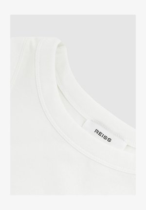 Fehér pamut póló lekerekített nyakkivágással és varrott részletekkel; címke felirata: "REISS." Sima textúra, egyszerű dizájn.