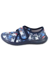 Marineblaue Slip-On-Schuhe aus Canvas mit Haifischmustern, Klettverschluss, grauem Innenfutter und strukturiertem schwarzen Gummisohle für besseren Halt.