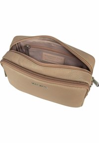 Funda de cuero de color beige claro con una superficie texturizada, compartimentos con doble cremallera y un acento de logotipo metálico. El interior cuenta con un forro suave y bolsillos.