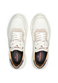 Zapatillas blancas y beige con detalles de malla y ante, puntera redonda, cuello acolchado, cordones en la parte delantera y patrones interiores en contraste.