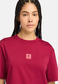 Timberland SHORT SLEEVE TEE - Triko s potiskem - beet red