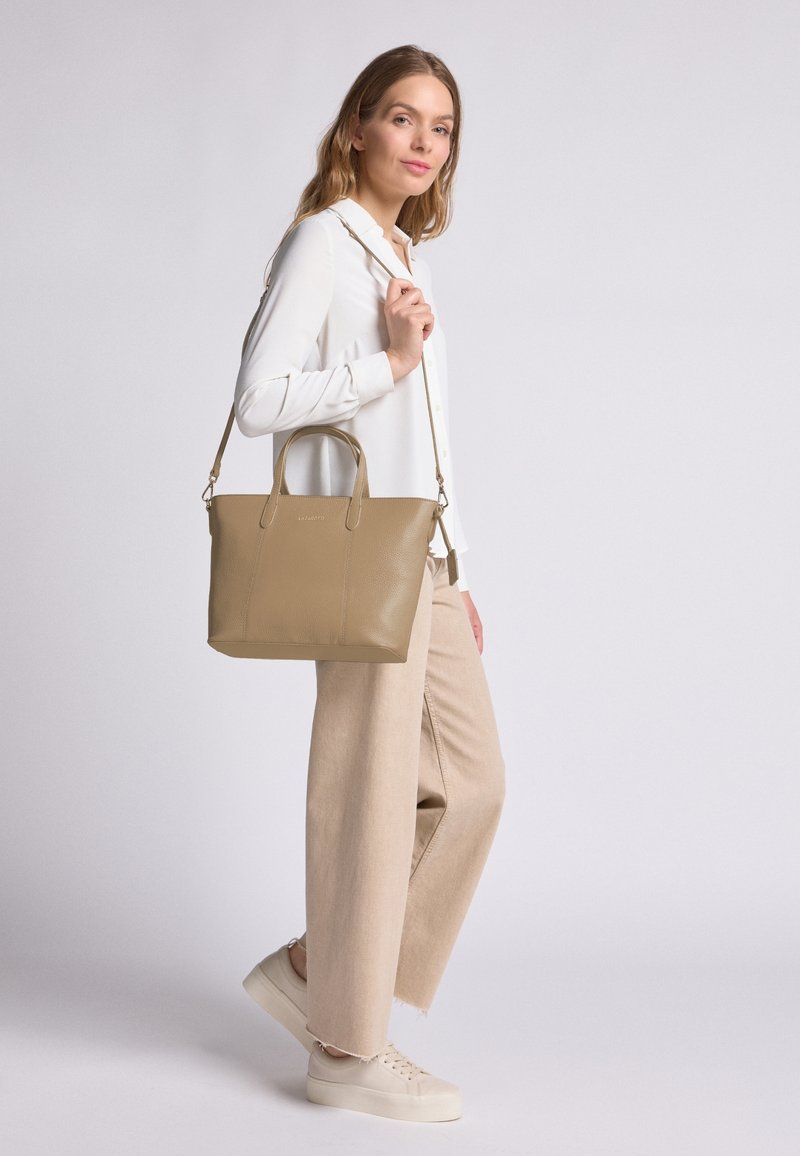 Borsa a tracolla in pelle beige con forma strutturata, doppio manico superiore e tracolla rimovibile, posizionata su uno sfondo neutro.