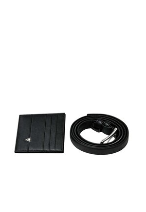 Portafoglio in pelle nera con fessure verticali per tessere e logo argentato, abbinato a una cintura in pelle nera con fibbia in metallo e finitura liscia.