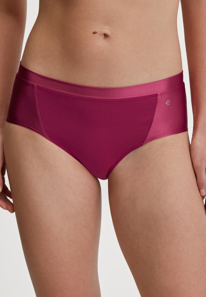 Bordeaux hipster onderbroek met een gladde satijnen afwerking, brede elastische tailleband en zijkantontwerp voor een comfortabele pasvorm.