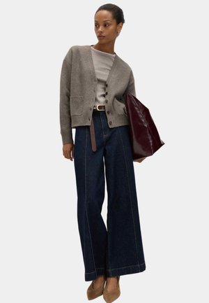 AIR-YARN V-NECK BUTTON THROUGH  - Gilet - nutmeg