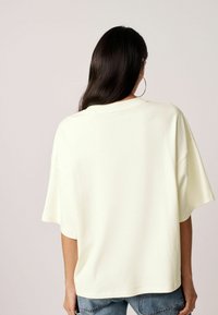 Next RELAXED FIT CREW NECK - Trükipildiga T-särk - ecru white
