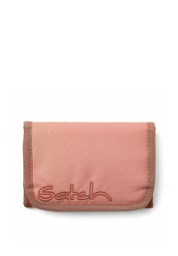 Compact roze stoffen portemonnee met een omgevouwen klep, voorzien van gestikte randen en reliëf logo-details in een donkere tint.