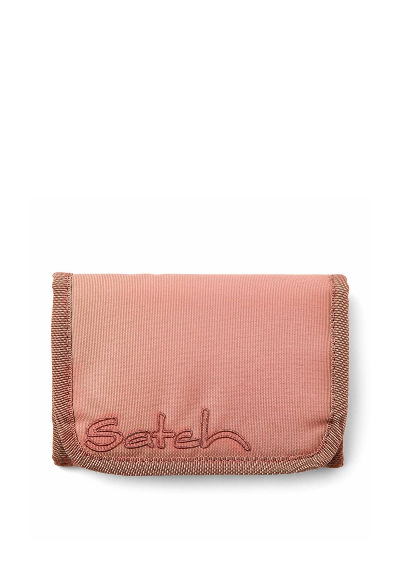 Compact roze stoffen portemonnee met een omgevouwen klep, voorzien van gestikte randen en reliëf logo-details in een donkere tint.
