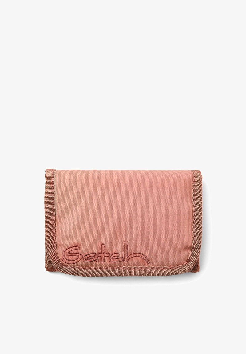 Portefeuille compact en tissu rose avec un rabat, présentant des bords cousus et des détails de logo embossés dans une teinte plus foncée.