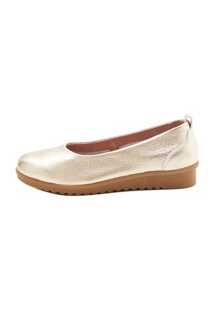 Zapato plano con cuña baja texturizada en dorado, punta redondeada y suela de goma marrón, con una lengüeta para tirar en el talón.