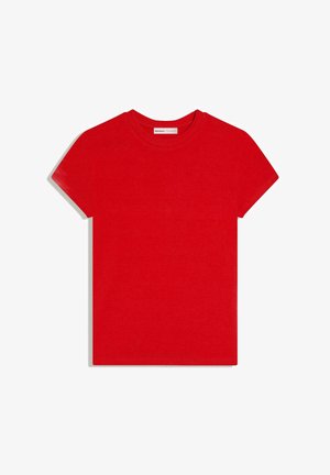 Rode katoenen T-shirt met korte mouwen en ronde hals, plat neergelegd met zichtbaar merkje in de kraag.