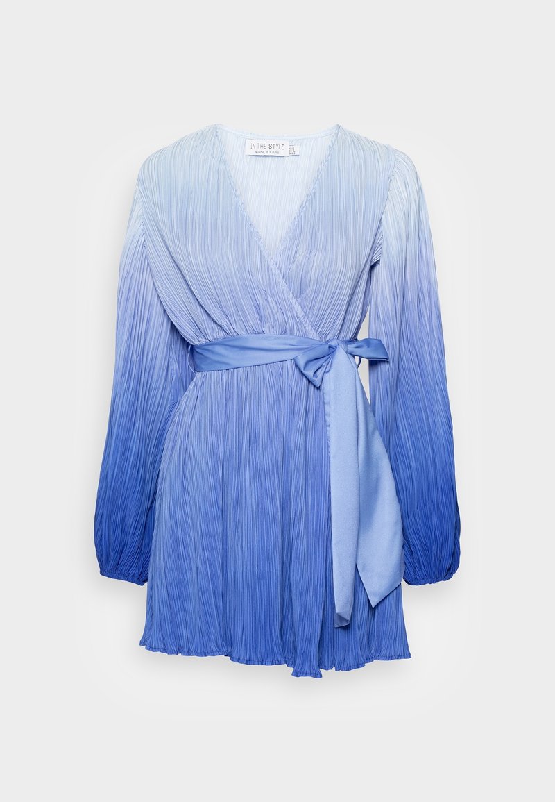 Vestido envolvente de manga larga con pliegues en tonos de azul degradado y cinturón atado en la cintura, elaborado en una tela ligera y con escote en V.