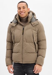 Chaqueta de plumas beige con capucha gris desmontable, bolsillos laterales y cierre frontal con cremallera. Acabado texturizado con secciones acolchadas para aislamiento.