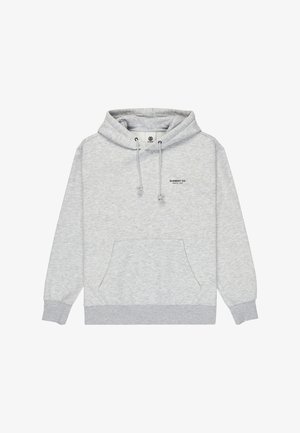 Grijze hoodie van zachte stof, met een kangoeroezak, verstelbare trekkoordcapuchon en logo op de borst. Eenvoudig ontwerp.