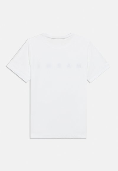 Camiseta branca de algodão com mangas curtas e gola redonda. A parte de trás exibe letras suaves num efeito de gradiente subtil.