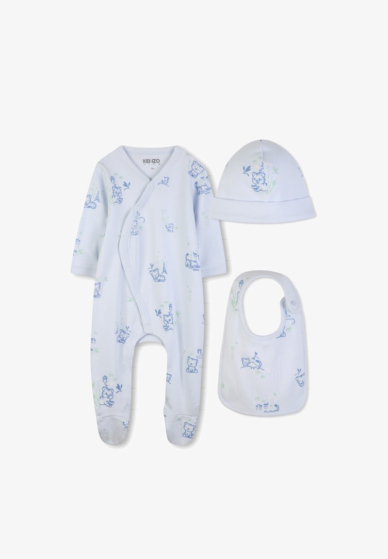Ensemble bébé bleu clair comprenant une grenouillère avec pieds, un bonnet et un bavoir, ornés de motifs de tigre bleu et de la Tour Eiffel.