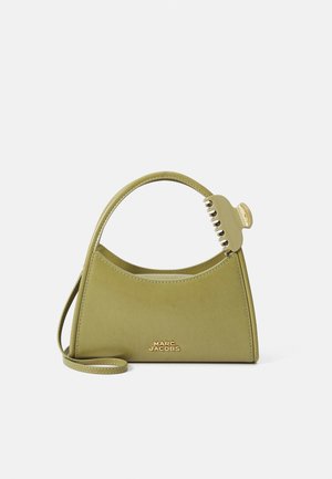 Zielona skórzana torebka o zaokrąglonym kształcie, z złotymi akcentami i górnym uchwytem. Posiada zdejmowany pasek na ramię.