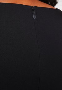 More & More Robe fourreau - black