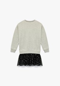Grå sweatshirt med rund halsringning och långa ärmar, tillsammans med en svart tullekjol med färgglada stjärnmönster.