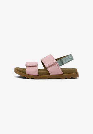 Roze en groene leren sandalen met verstelbare bandjes, gevoerd voetbed en rubberen zool. Het open teen ontwerp toont het gelaagde kleurenschema.