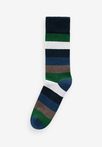 Calcetín a rayas multicolores con secciones de verde oscuro, azul, blanco y marrón; hecho de un tejido suave con una textura lisa.