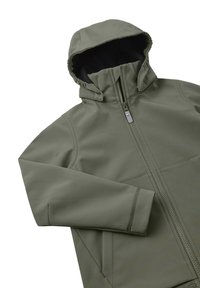 Giacca softshell verde oliva con cappuccio, zip frontale completa e polsini elasticizzati. Presenta cuciture laminate e una texture liscia.
