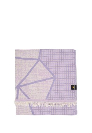 Gefalteter Lavendelschal mit geometrischen und karierten Mustern, fransigem Rand und einem kleinen schwarzen Markenlabel auf einer Seite.