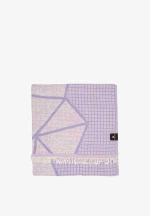 Opgevouwen lavendelkleurige sjaal met geometrische en rasterpatronen, franjerand en een klein zwart merkembleem aan één zijde.