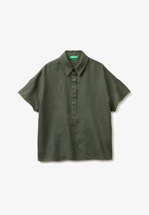 Lniana koszula w kolorze oliwkowej zieleni z krótkim rękawem, kołnierzem typu spread i przednim panelem zapinanym na trzy guziki, rozłożona na białym tle.