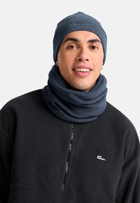 Dunkelgraue Fleece-Mütze und Halswärmer mit glatter Oberfläche, mit dem schwarzen "Jack Wolfskin"-Logo auf der Vorderseite.