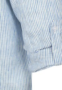 Gestreept blauw-wit shirt met een knoopmanschet, voorzien van een gestructureerde stof en een omslaaibare mouwontwerp.