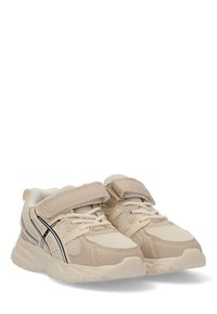 Zapatillas infantiles en beige y crema con paneles de malla, detalles en franjas negras, cordones y una correa de velcro sobre un fondo blanco.