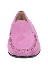 Rosa Wildleder-Slipper mit abgerundeter Spitze, dekorativen Nähten entlang der Naht und einem glatten Innenfutter. Flache schwarze Sohle.