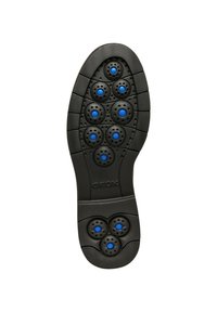 Suola di scarpa nera con molteplici fori di ventilazione blu e un design del battistrada testurizzato, etichettata con il marchio "GEOX."