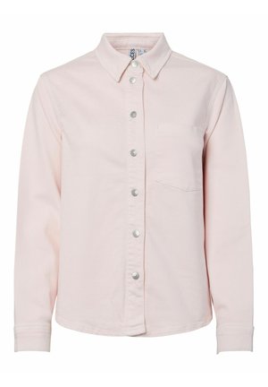 Chemise longue manches longues rose pâle avec col et poche poitrine unique, présentée sur un fond blanc.
