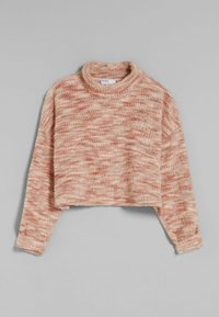 Ręcznie robiony na szydełku krótki sweter w miękkich odcieniach różu i kremu, z okrągłym dekoltem i długimi, teksturowanymi rękawami. Widoczny wzór dzianiny.