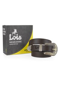 Cinturón de cuero marrón con hebilla plateada decorativa, exhibido junto a una caja negra y amarilla etiquetada "Lois". Costura detallada a lo largo de los bordes.