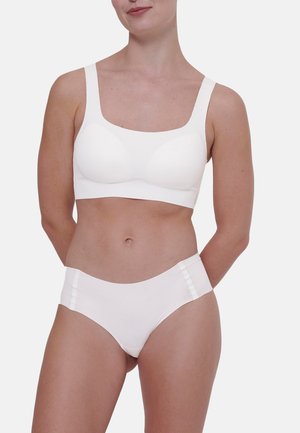 Witte draadloze bh met brede bandjes en subtiele contouren. Bijpassende witte hipster slipjes, met een gladde textuur en een minimalistisch ontwerp.