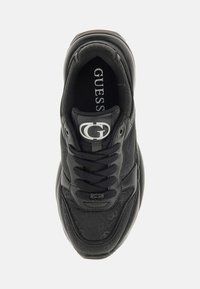 Crni tenisice s teksturiranim sintetičkim gornjištem, ravnim vezicama, podstavljenim ovratnikom i istaknutim srebrnim logotipom na jeziku. Gumeni potplat za prianjanje.