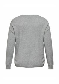 Pelēks džemperis ar apaļu kakla izgriezumu, nolīstām pleciem un ribas aprocēm. Mīksts audums ar gludu tekstūru, bez redzamām rakstām vai akcentiem.