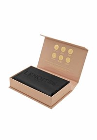 Lenoites ÖRNGOTT I MULLBÄRSSIDEN 50X60 CM, SVART - Håraccessoar - Black