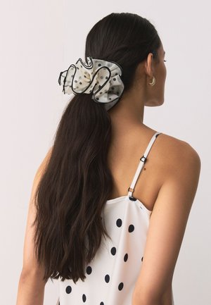 Next, SCRUNCHIE . - Haar-Styling-Accessoires - white black polka dot