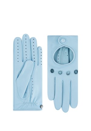 Guantes de conducción de cuero azul claro con perforaciones y cierre de broche en la muñeca, mostrando vistas frontales y traseras.