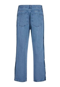 Hellblaue Jeans aus Denim mit geradem Schnitt, ausgestattet mit zwei Gesäßtaschen und seitlichen Schlitzen. Der Stoff hat eine weiche Textur und klassische Nähte.
