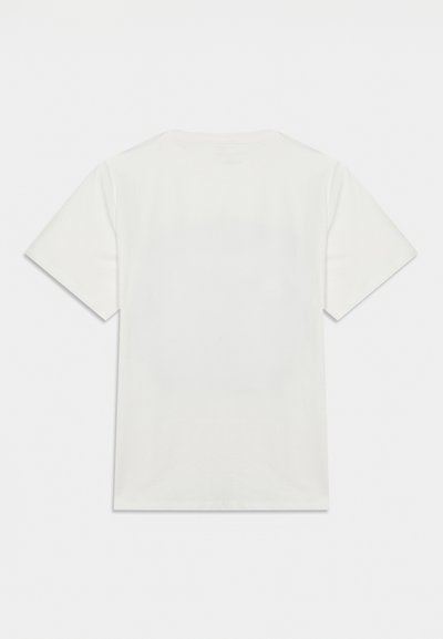 Κάπα λευκό T-shirt με κοντά μανίκια, απλωμένο επίπεδα, που δείχνει την πίσω πλευρά με στρογγυλή λαιμόκοψη σε λευκό φόντο.