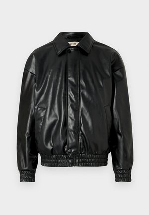 Chaqueta bomber de imitación cuero negra con cuello tipo solapa, dobladillo y puños elásticos, y dos bolsillos frontales. Textura suave y brillante.