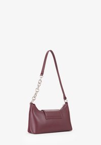 Borsa a mano in pelle borgogna con forma rettangolare, profilo sottile, tracolla in catena argentata e dettaglio di chiusura a pattina. Texture liscia con linee pulite.