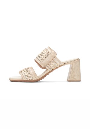 Sandale à talon ouverte beige avec deux brides tissées et un talon bloc à texture bois.