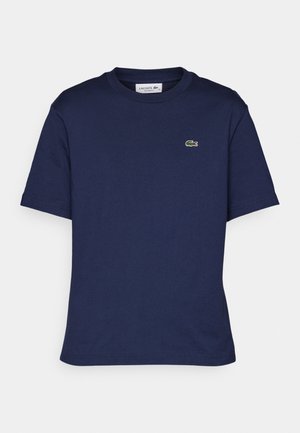 Tricou cu mânecă scurtă, de culoare albastru închis, din bumbac, cu guler rotund și un mic logo verde Lacoste pe partea stângă a pieptului.