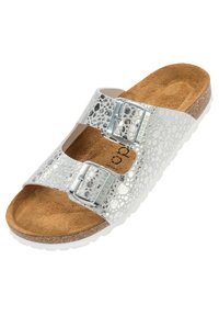 Öppen tå sandal med brun mocka fotbädd, korksula och två silverfärgade spännen med ett vitt och grått mönster.